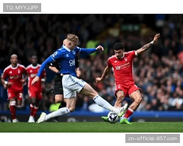 诺丁汉森林吉布斯·怀特脚后跟巧射扳平，客场拿分提升保级希望